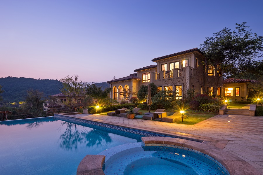 How to Entertain Guests During the Holidays with Lighting & Shading Control